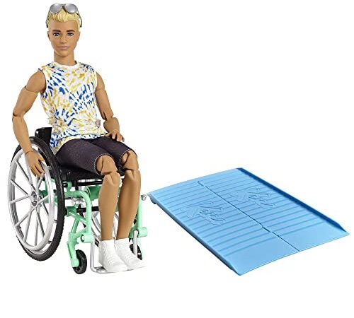 Barbie Fashionistas poupée mannequin Ken #167 blond en fauteuil roulant avec tee-shirt tie & dye, short et baskets blanches, Jouet pour enfant, GWX93