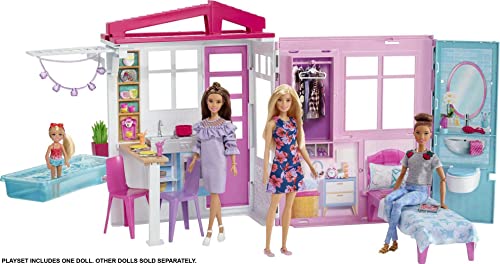 Barbie Mobilier Coffret Maison de Plain-Pied à Emporter avec Piscine, Accessoires et une Poupee Incluse, Emballage Ferme, Jouet pour Enfant, GWY84